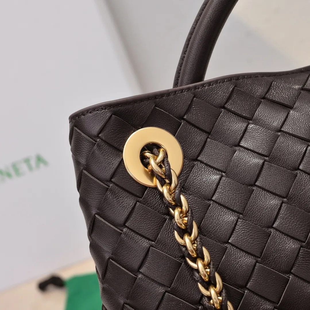 Batch 2460 BOTTEGA VENETA 2024 spring and summer new small ANDIAMO chain bag is also available! 🔥🔥I believe many friends have been waiting for a long time. The metallic chain adds a touch of sophistication to the original softness and elegance of Andiamo. The collision of classic craftsmanship and elegance creates a different kind of beauty. Style number: 6009 Size: 32*24*12cm